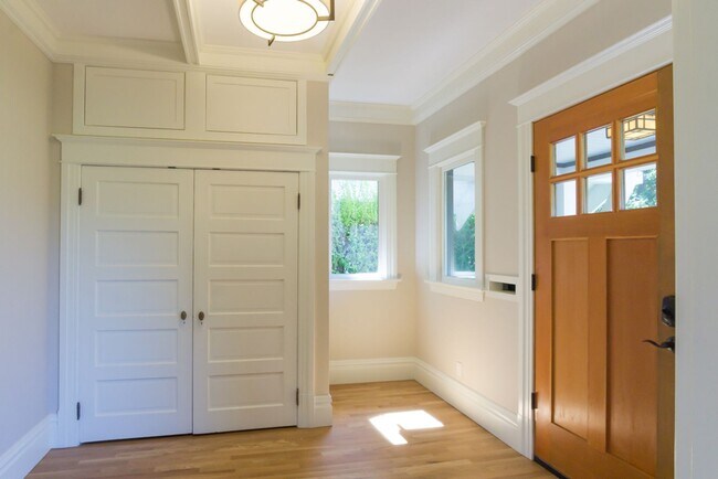 Building Photo - 6bd/3.75ba Seattle Home