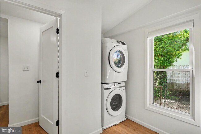 Building Photo - 3033 Barclay St