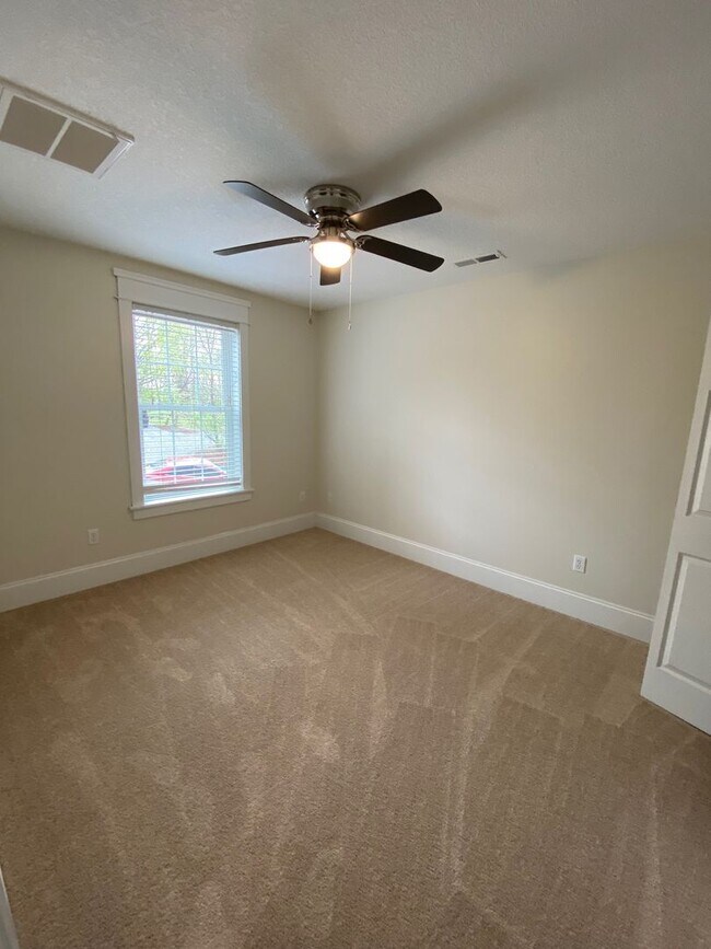 Building Photo - West AVL - Modern Craftsman Style 3 Bedroom