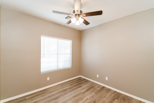 Building Photo - 327 N 76th Pl