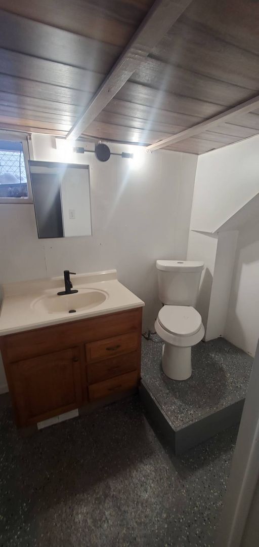 Building Photo - Charming 2-Bedroom Property in Prime Location