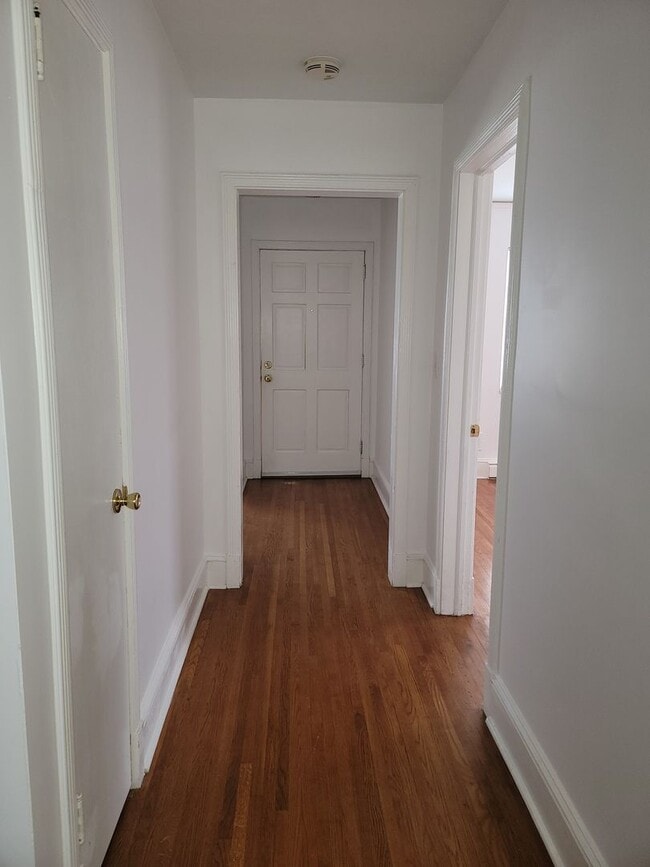 Building Photo - Spacious 3-Bed, 2-Bath Brick Ranch Home fo...