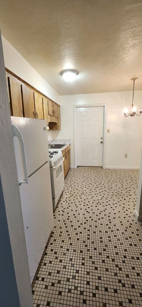 Building Photo - 2-bedroom, 1 bathroom duplex is move-in ready