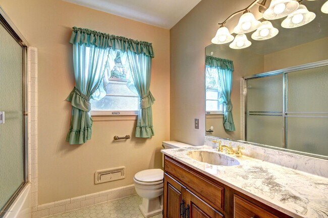 Building Photo - Available NOW - 4 beds/ 2 baths - $2,000/mo