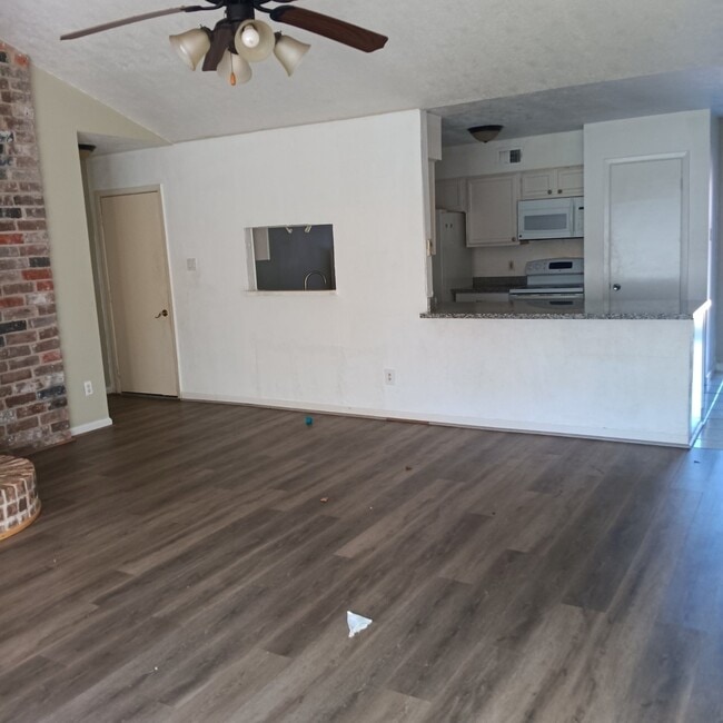 Building Photo - 13807 Towne W Blvd