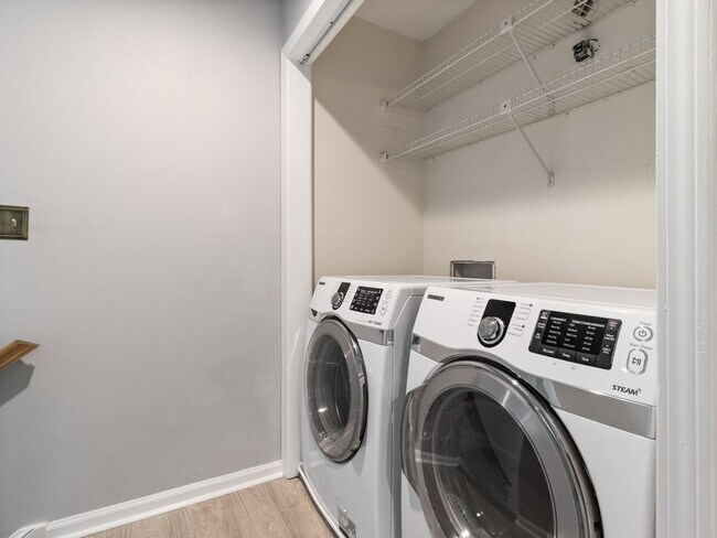 Building Photo - 1st Floor unit in Fourth Ward