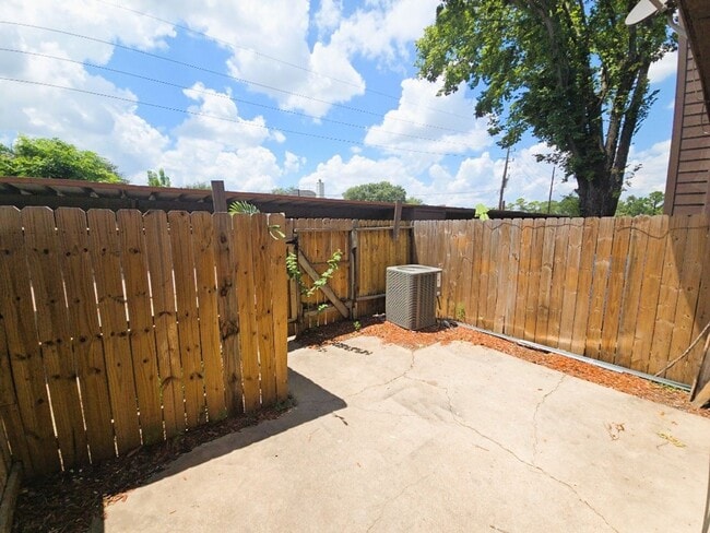 Building Photo - 15625 Weldon Dr