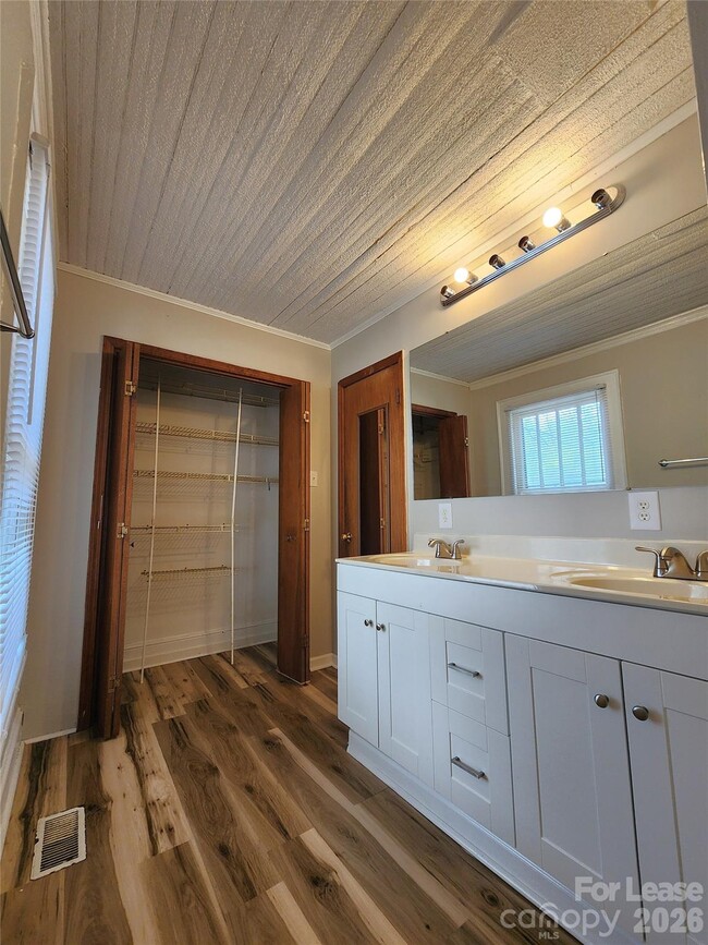 Building Photo - 1507 Ln St