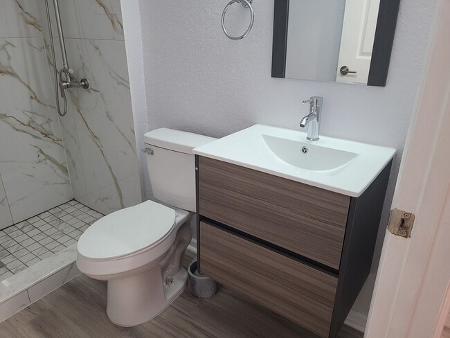 Building Photo - Renovated Ground Floor 2 Bed 2 Bath Condo....