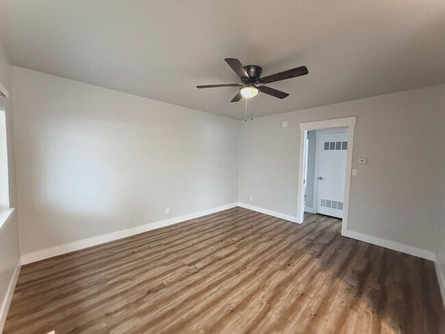 Building Photo - 1 Bedroom Salt Lake Condo  Available