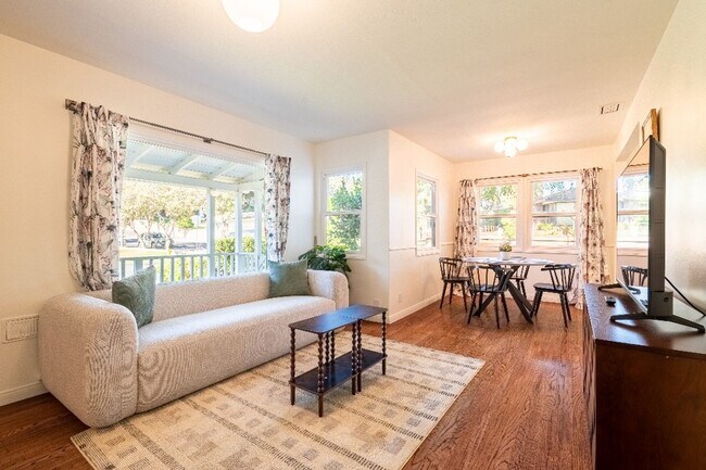 Building Photo - Charming Bungalow with King Size Bed