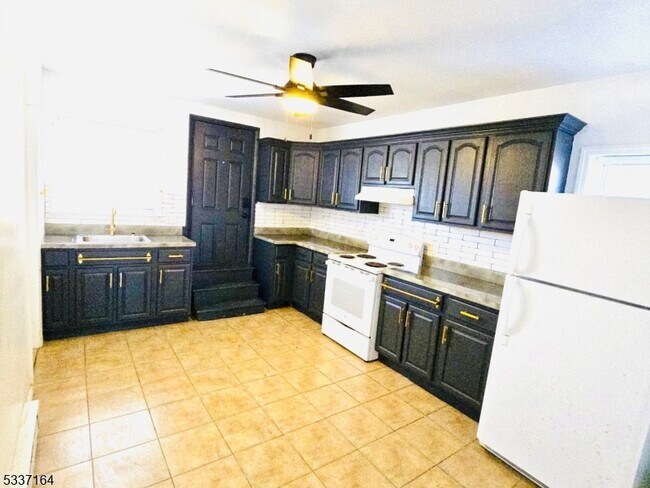 Building Photo - 10 Noll Pl
