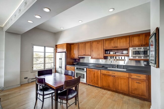 Building Photo - 109 N Sycamore Ave