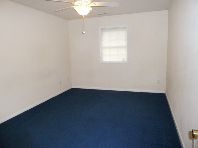 Building Photo - Awesome location for this spacious 4br 2ba...