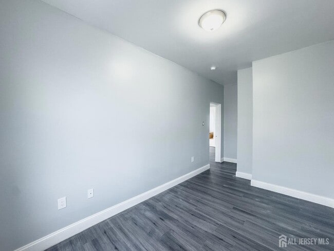 Building Photo - 556 Roosevelt Ave