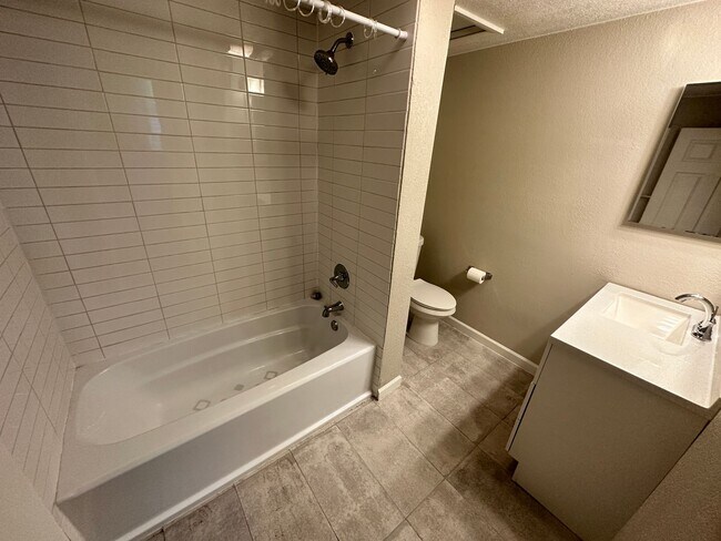 Building Photo - Cute, Remodeled 2 Bed, 1 bath Home (Availa...