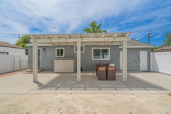 Building Photo - Beautifully Remodeled Home Move-In Ready!