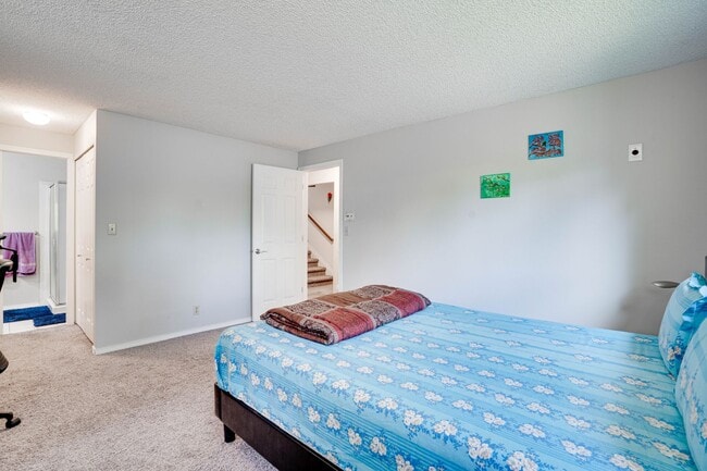 Building Photo - Beautiful 5 bed 3 bath Kirkland single fam...