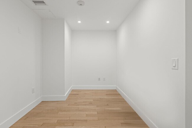 Building Photo - 77 Hudson St