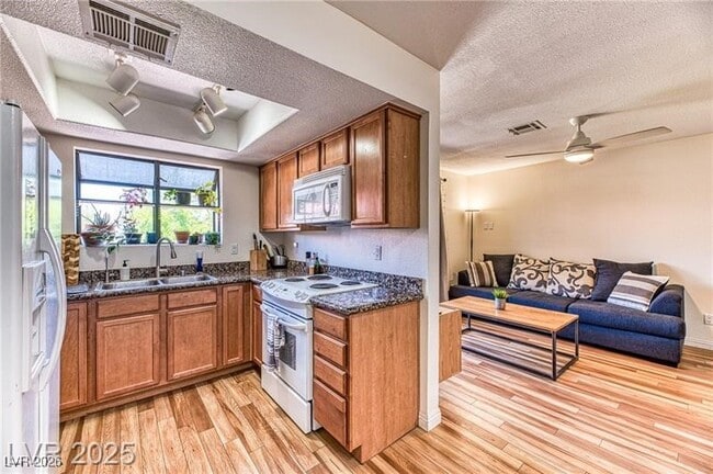 Building Photo - 7200 W Pirates Cove Rd