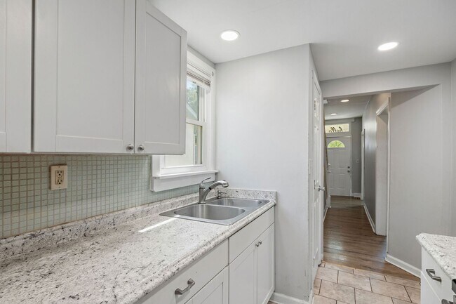 Building Photo - 3 Bedroom/1.5 Bath Northside Home ***Avail...