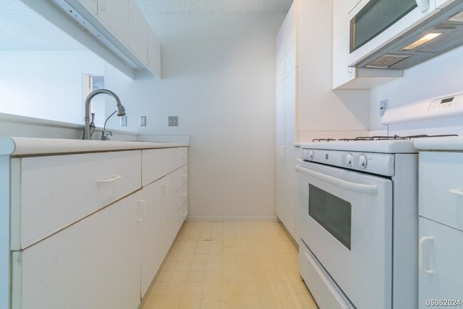 Building Photo - Cozy Ground Floor 1BR/1BA/1PKG unit in Sun...