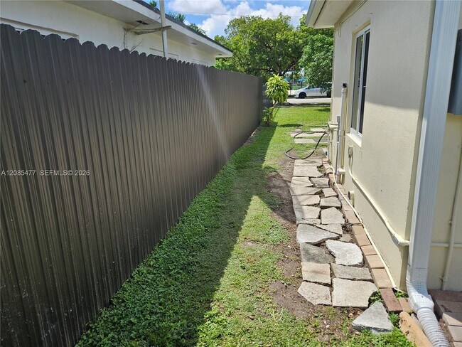 Building Photo - 145 SW 60th Ct