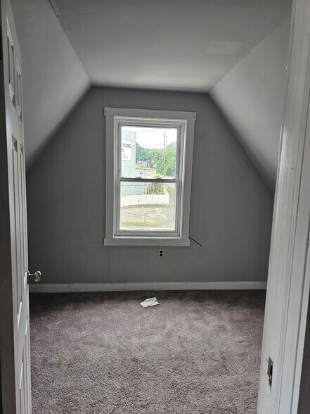 Building Photo - 145 Spring Valley Rd