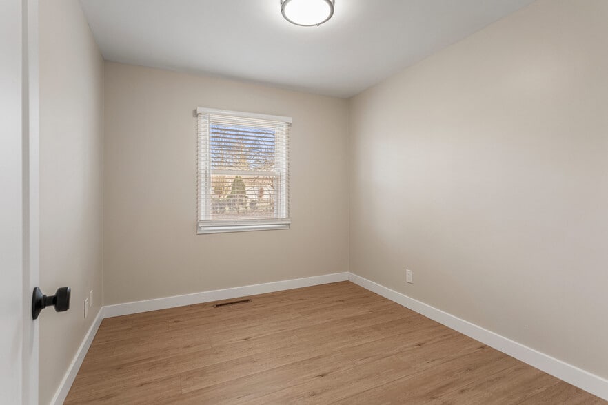 Building Photo - 1710 Crescent Dr