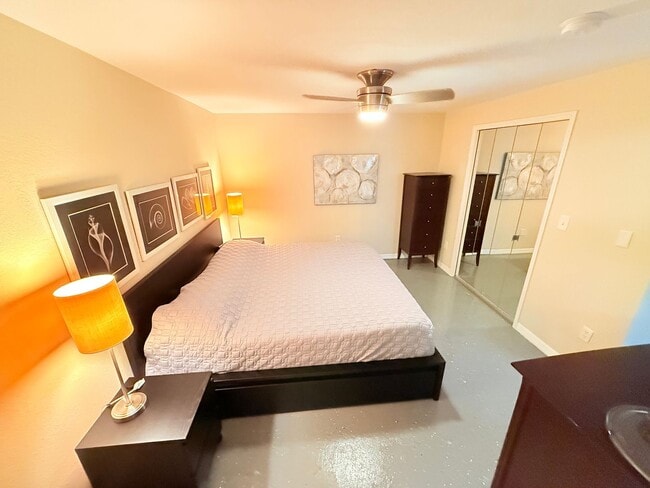 Building Photo - Huge Loft-Style 1 bed 1.5 Bath for Rent in...