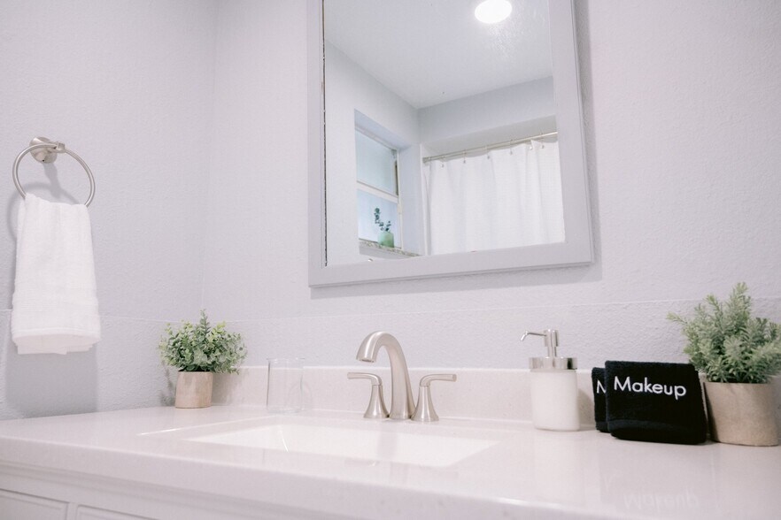 Building Photo - 2616 S Crystal Lake Dr