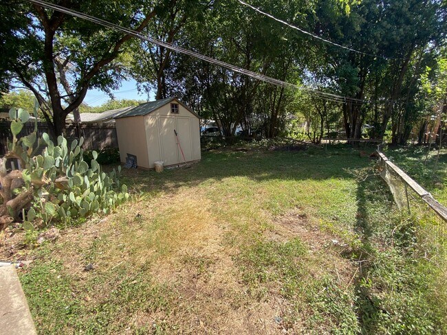 Building Photo - Ave G-5009