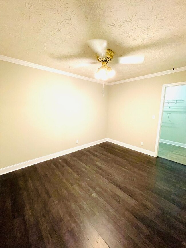 Building Photo - ** 3 Bed 1 Bath located in Woodley Park * ...