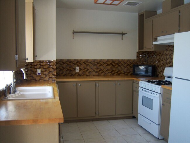 Building Photo - 3BD/2BA Single Family Home with POOL! –  $...