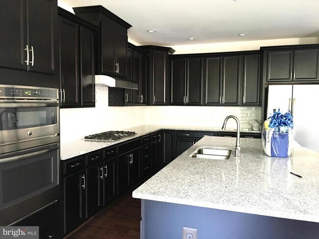 Building Photo - 42850 Edgegrove Heights Terrace