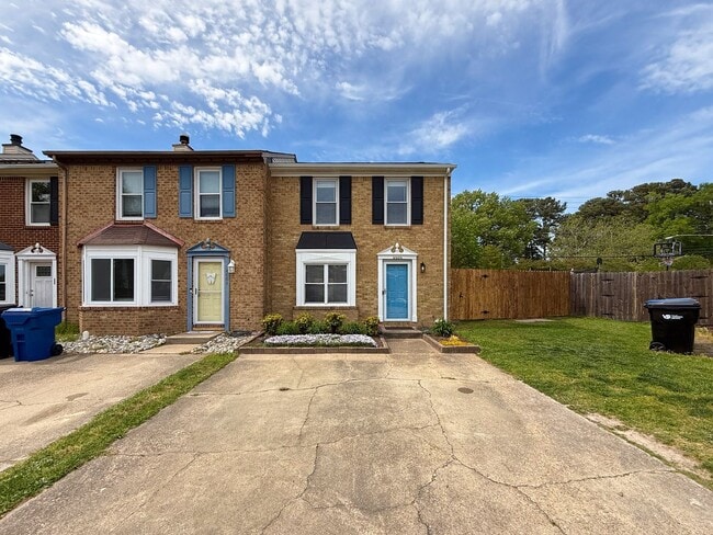 Building Photo - Double En-Suite Townhome