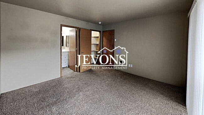 Building Photo - Beautiful duplex near I-823 with flexible ...