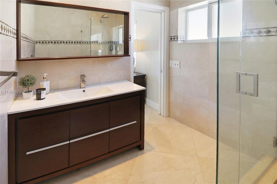 Building Photo - 2031 NE 14th Ct