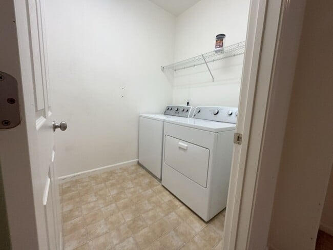 Building Photo - Beautiful East Davis home available September 1st!