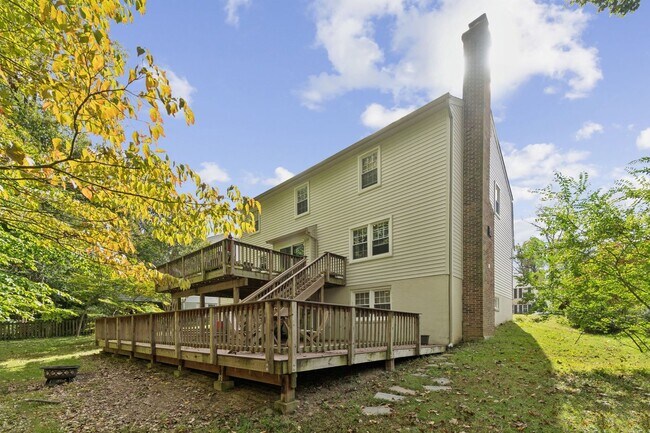 Building Photo - ocated in a sought-after community with to...