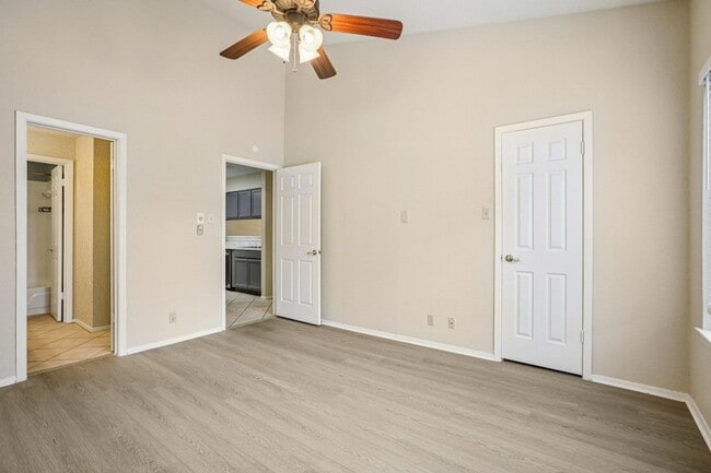 Building Photo - 807 W 25th St