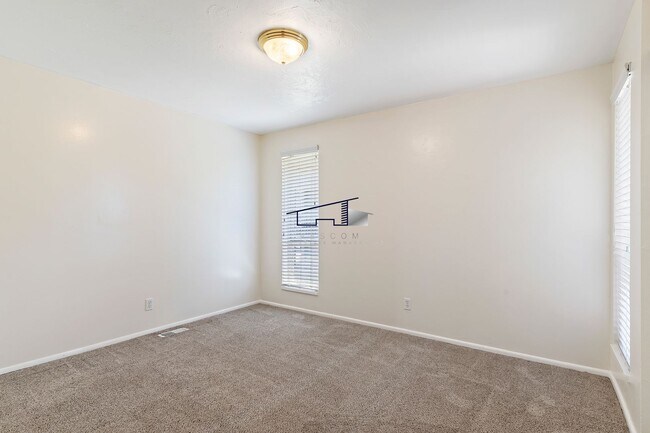 Building Photo - 350 E 4850 S