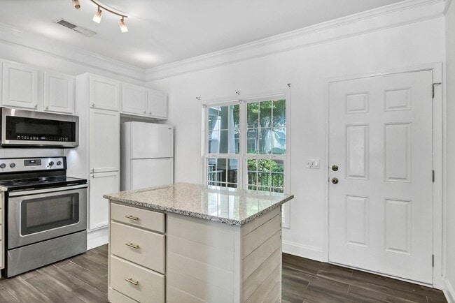Building Photo - 302 Hampton Forest Drive