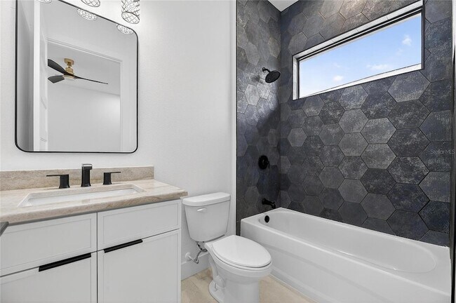 Building Photo - 2335 Oak Terrace