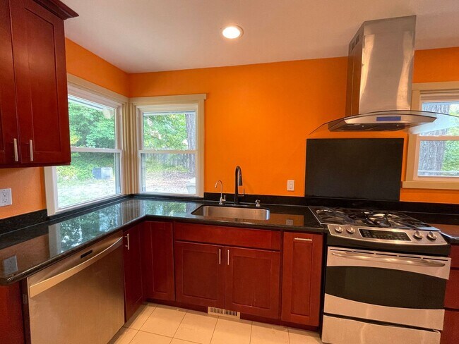 Building Photo - Lovely Lake Oswego Home with Attached Gara...
