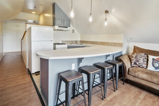 Building Photo - 213-215 Columbia St