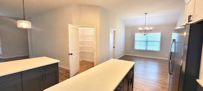 Building Photo - 844 Hedgefield Way