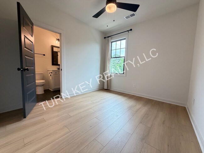 Building Photo - Townhouse for Rent in Hoover
