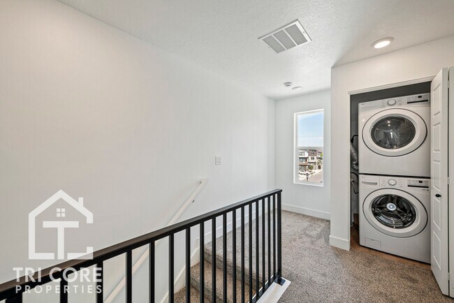 Building Photo - 143 E Lavalle Ct