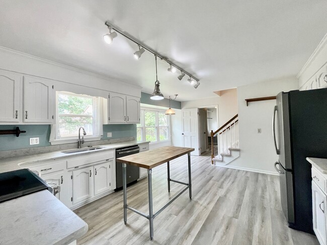 Building Photo - Available NOW! A 4-6 Bedroom Home! Attache...